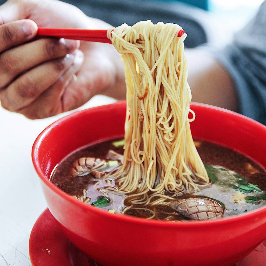 kuliner Singapore: Seng Kee Black Chicken Herbal Soup  