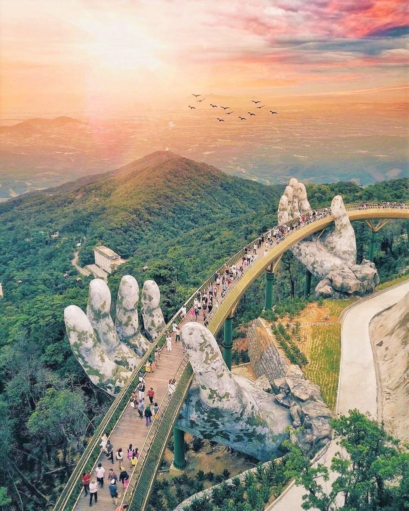 Jalan- jalan ke Vietnan: Golden Bridge