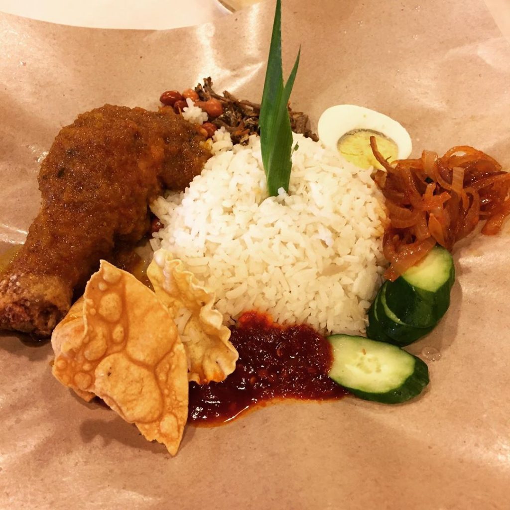 makanan khas malaysia : Nasi Lemak