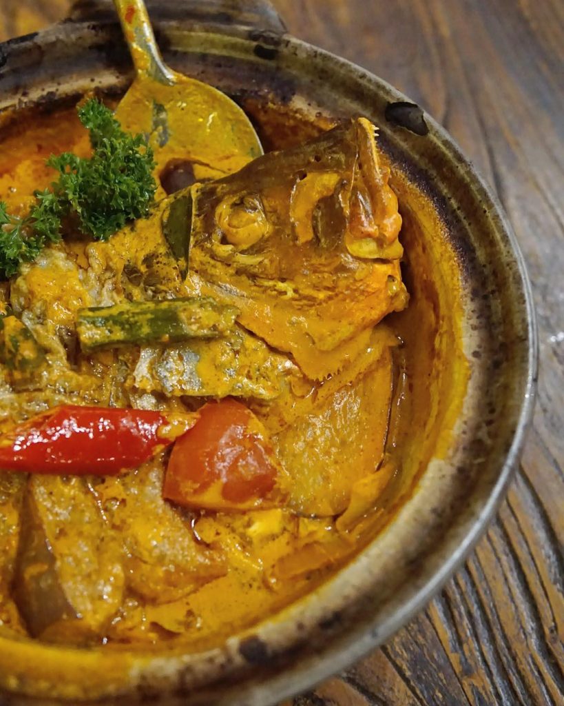 makanan khas Singapura: Fish Head Curry 