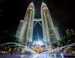 7 Tempat Wisata Kuala Lumpur Yang Harus Ada di Bucket Listmu Tempat Wisata Kuala Lumpur: Petronas