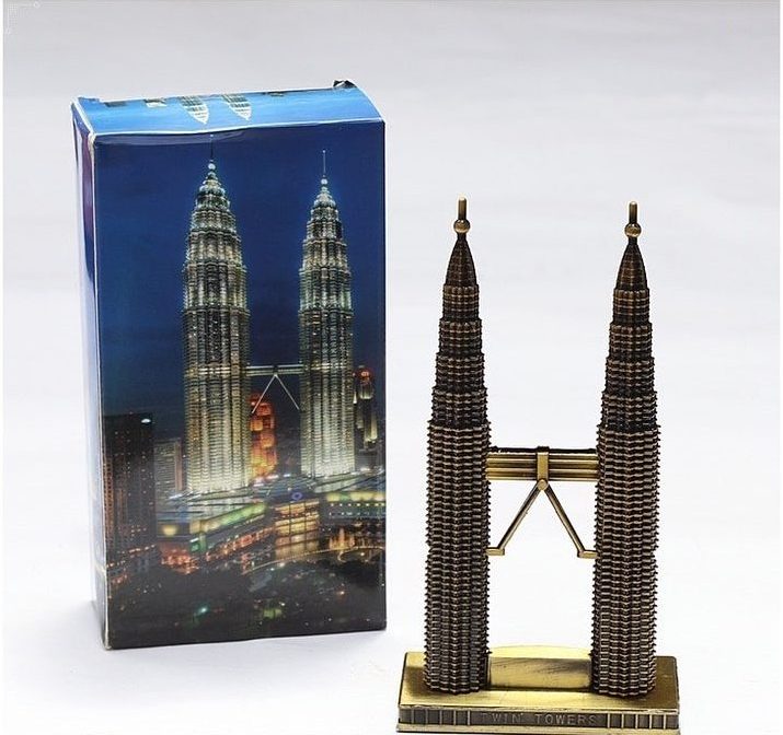 oleh oleh kuala lumpur : miniatur petronas