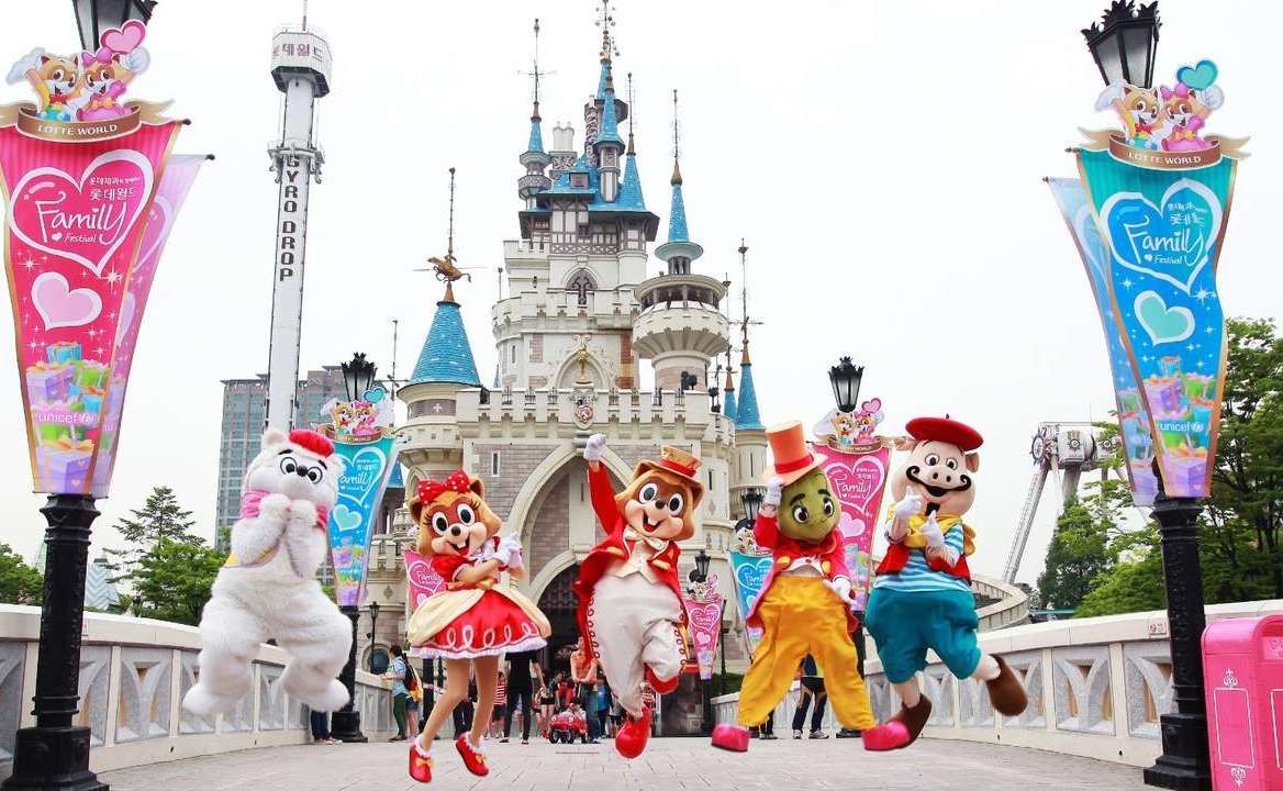 Seoul Lotte World Admission Ticket and School Uniform Combo