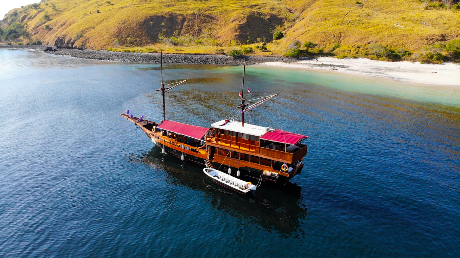 komodo island sailing tour